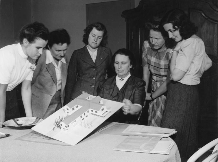 Foto: Lux Guyer während einem Kurs an der Schule für häusliche Arbeit, um 1940