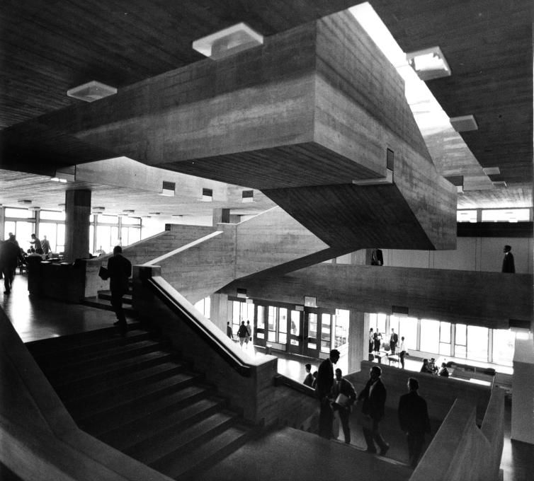 Foto: Walter-Maria Förderer, Rolf G. Otto, Hans Zwimpfer, Hochschule für Wirtschafts- und Sozialwissenschaften St. Gallen (HSG), 1959/63. Foto: Fritz Maurer, um 1965