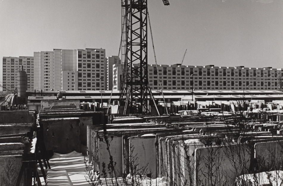 Foto: Ernst Gisel, Wohnbebauung Märkisches Viertel in Berlin, Bauabschnitt V1/2, 1963/1965–1969. Ansicht von Osten mit Grosstafellager, um 1966. Foto: Wolf Lücking
