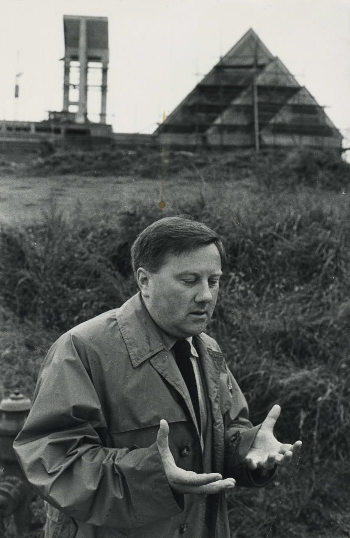 Foto: Ernst Gisel vor der Baustelle der Kirche Effretikon, um 1960. Foto: Max Hellstern