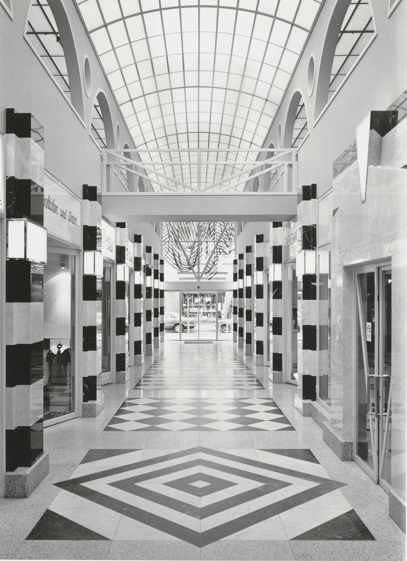 Foto: Trix und Robert Haussmann, Passage Galleria, Hamburg, 1979–1983. Foto: Wulf Brackrock