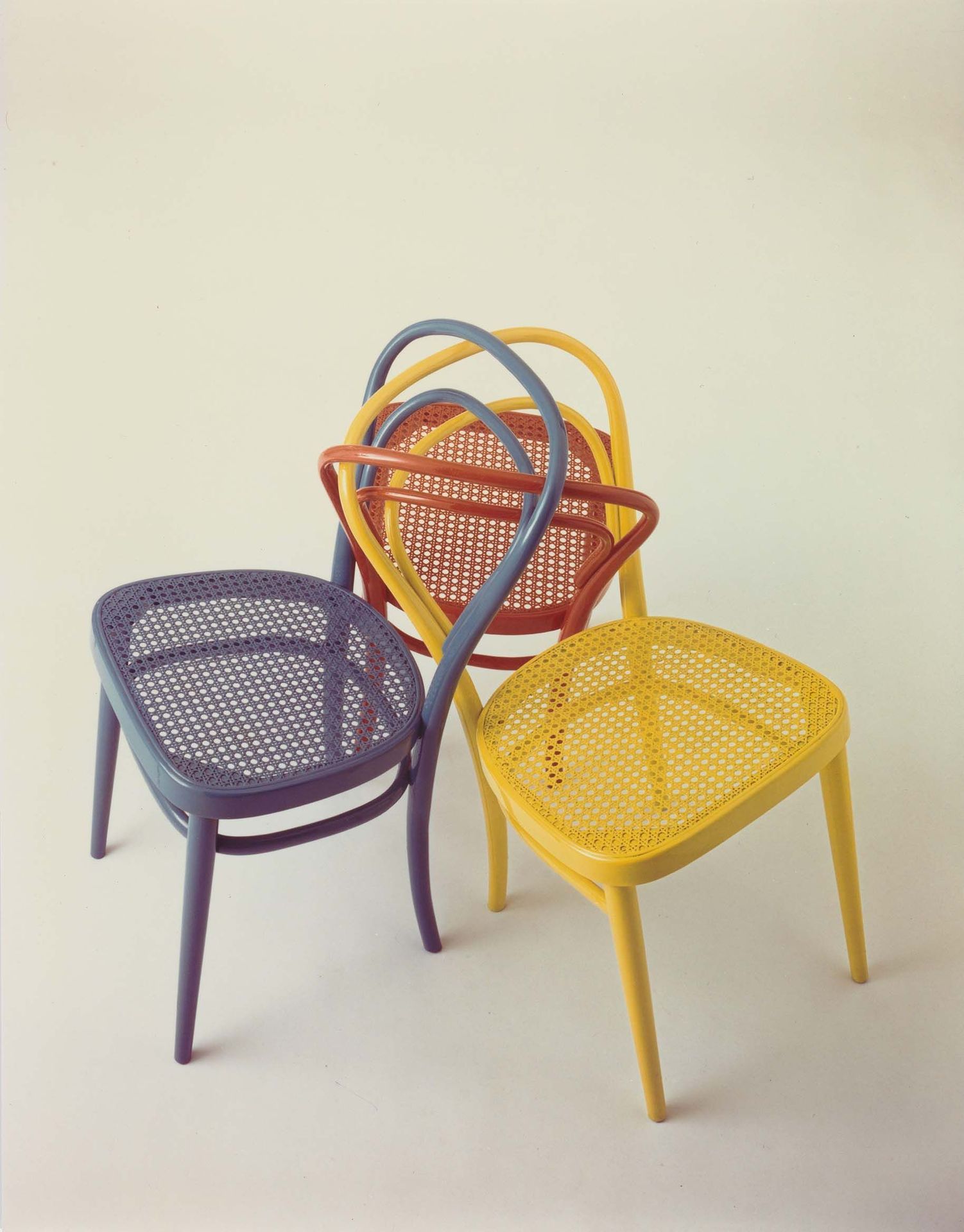 Foto: Trix und Robert Haussmann, Siamesischer Drilling, aus der Serie Chair Fun, 1967 (Stiftung Kunstsammlung Teo Jakob, Bern)