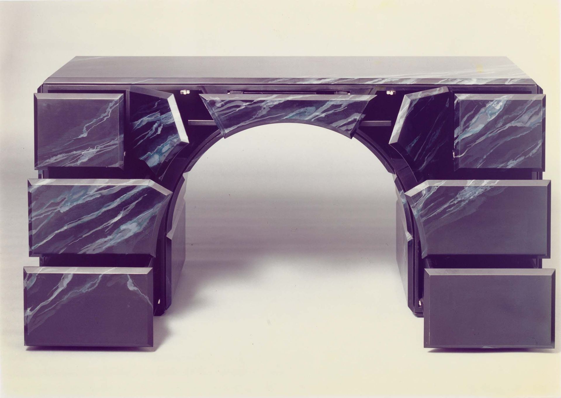 Foto: Trix und Robert Haussmann, Brücken-Schreibtisch, aus der Serie: Lehrstück I, Möbel als Architekturzitat, 1977. Produktion Kleinserie: Soltermann und Röthlisberger