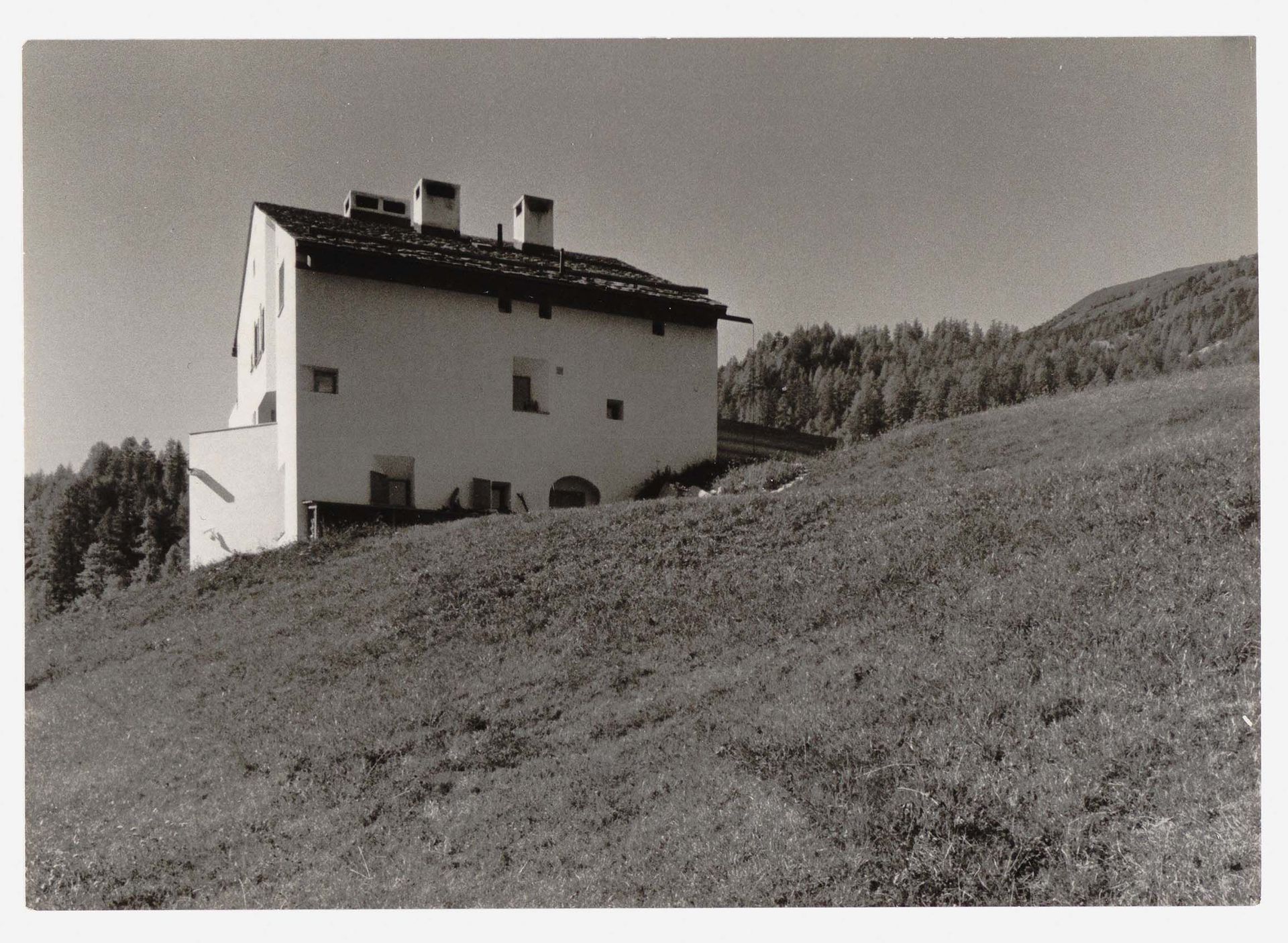 Foto: Jakob Schilling, 3	Ferienhaus mit drei Eigentumswohnungen in Madulain, 1976 